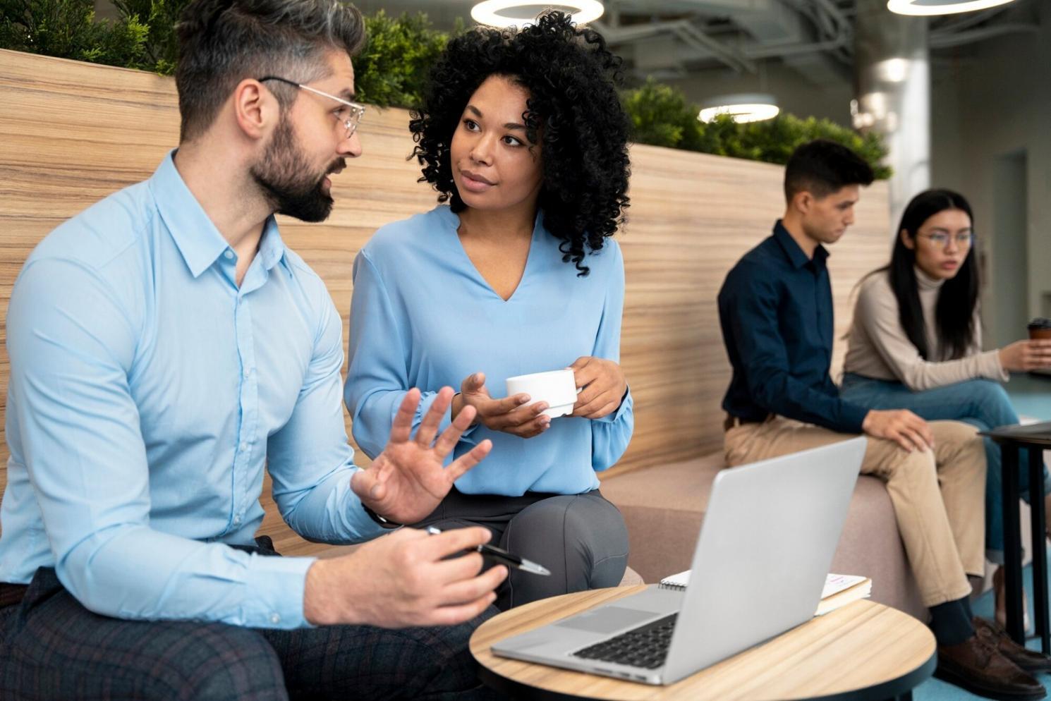 Modernes Beratungsbüro mit Besprechungstisch und professioneller Ausstattung