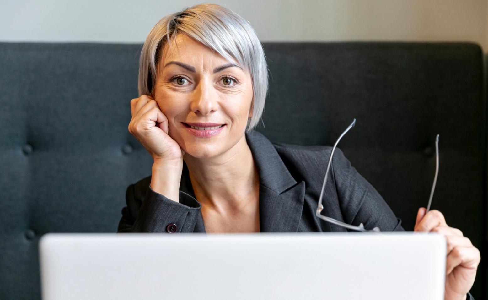 Detaillierte Finanzberichte und Analysediagramme