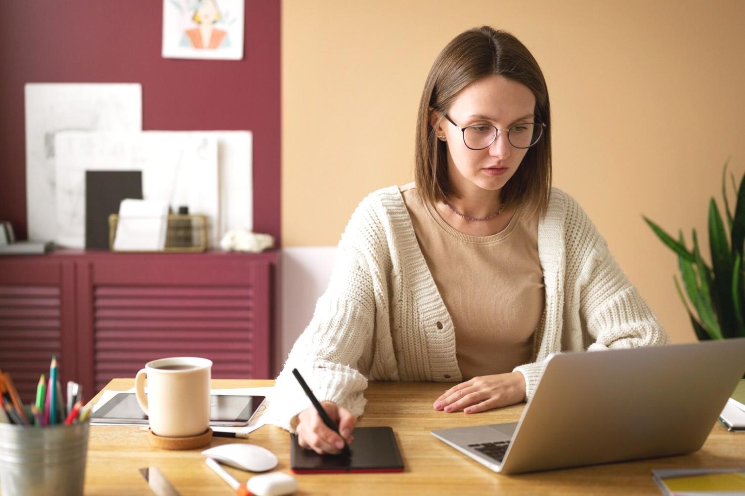 Professionelle Finanzberatung mit Dokumenten und Analysegrafiken auf dem Schreibtisch